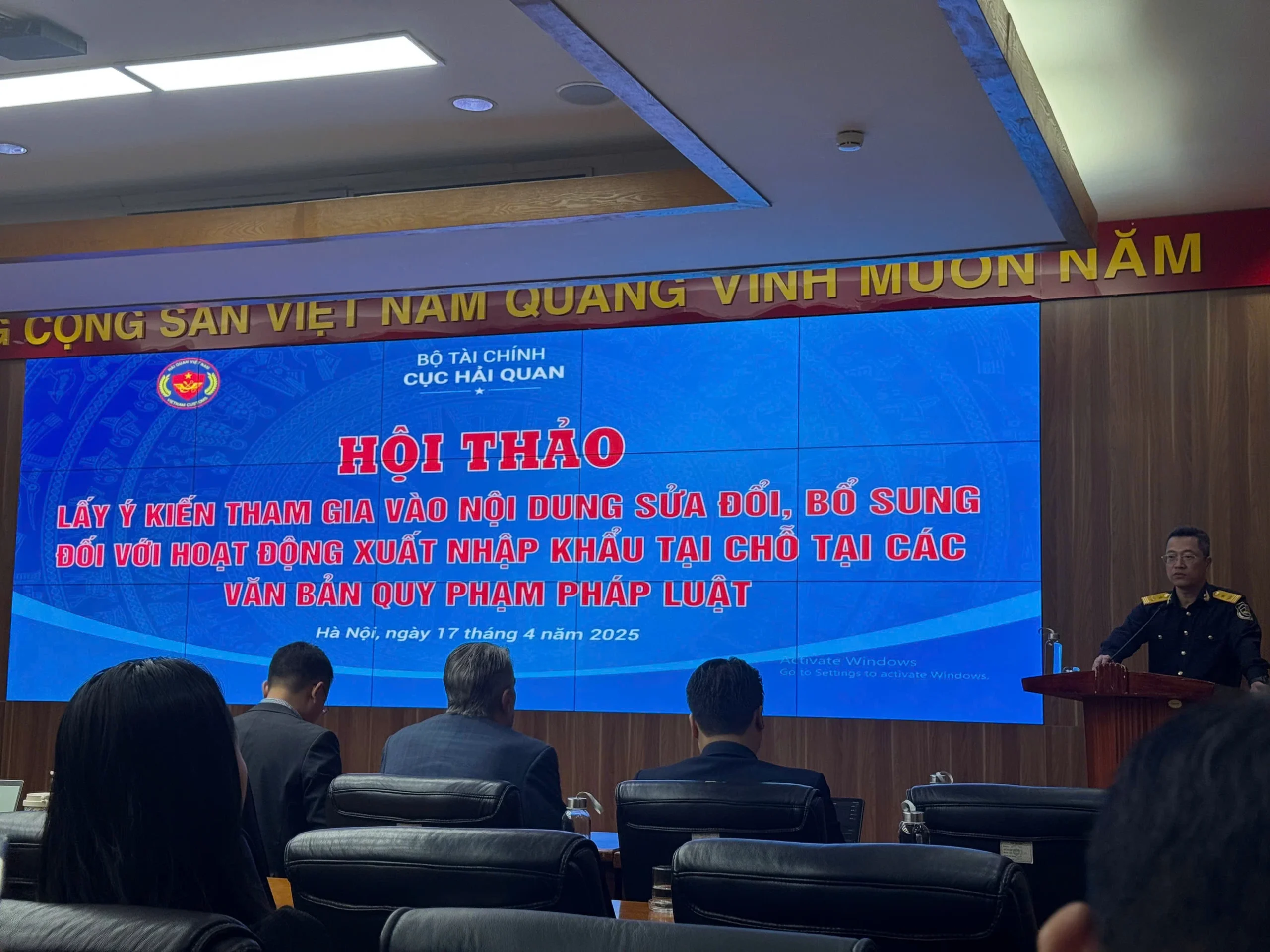 Bo-tai-chinh-thu-thap-y-kien-tu-cac-doanh-nghiep-hiep-hoi-de-can-nhac-sua-doi-quy-dinh-ve-xuat-nhap-khau-tai-cho