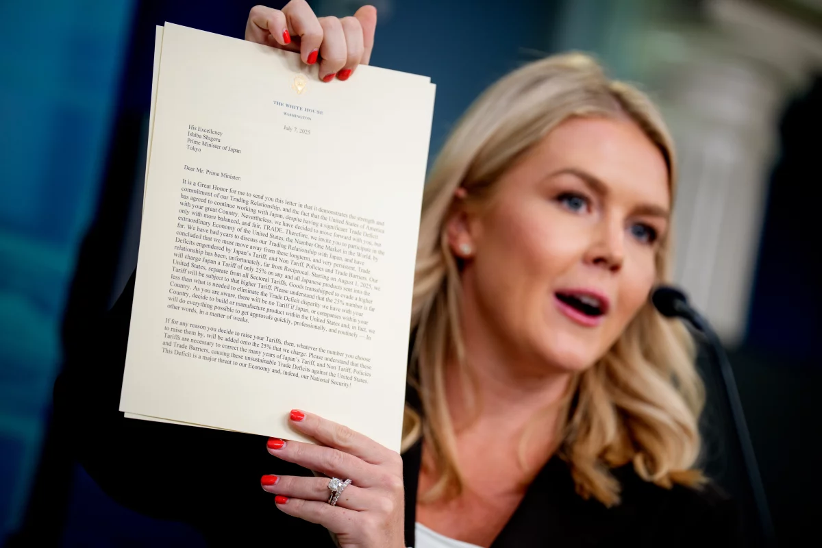 Thư ký báo chí Nhà Trắng Karoline Leavitt giơ lên một bản sao lá thư gửi Nhật Bản, do Tổng thống Trump ký, thông báo áp thuế 25% bắt đầu từ ngày 1 tháng 8