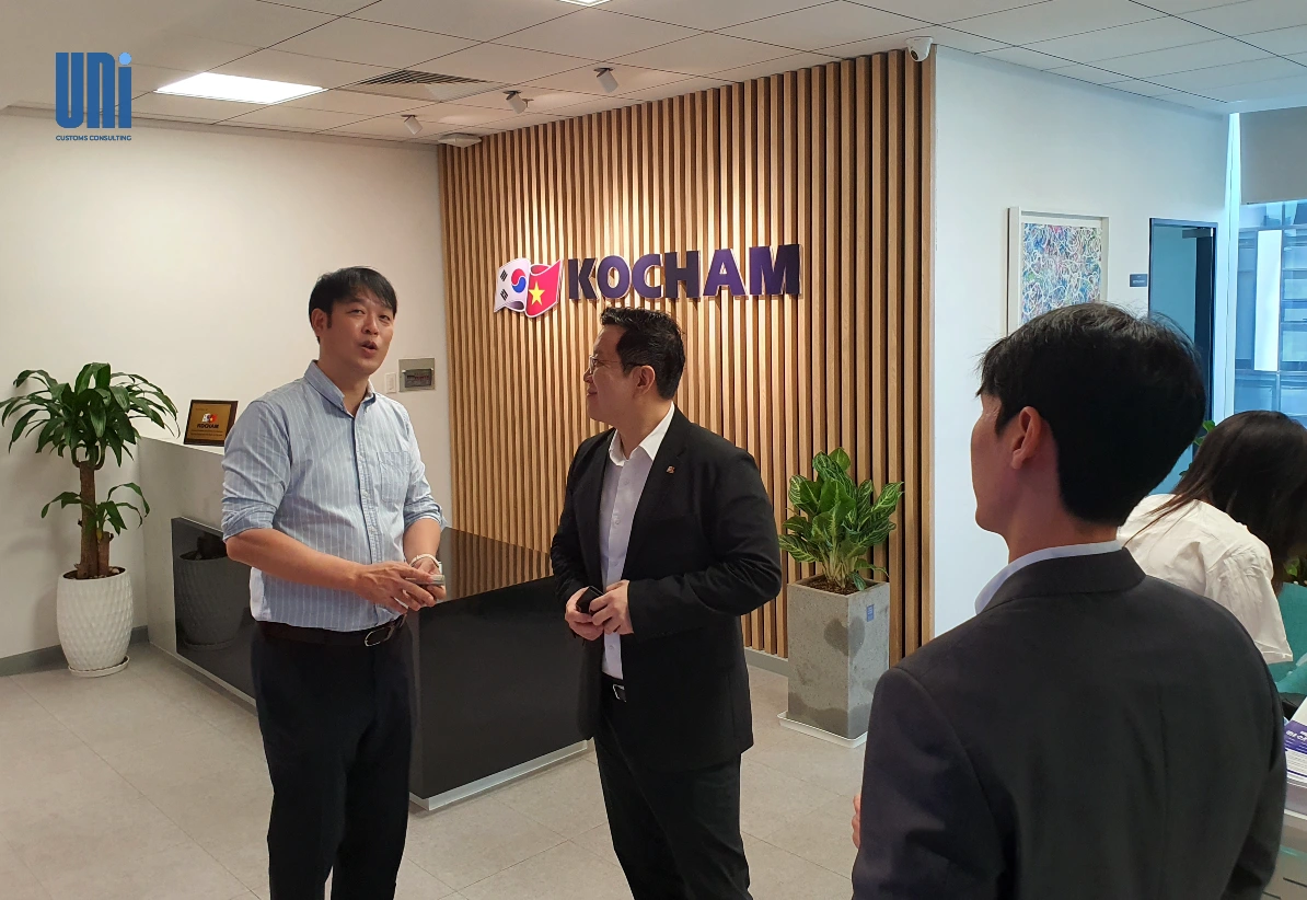 UNI Expert Discussing with Enterprises