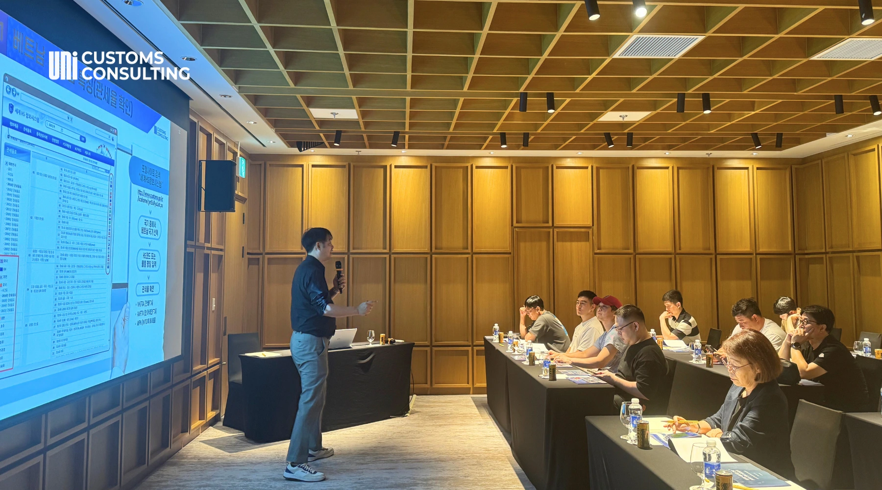 Ông Byun Sang Hyun, Tổng Giám đốc UNI Customs Consulting, đã được mời làm diễn giả chính trong lễ khai mạc của chương trình do SUHYUP tổ chức.