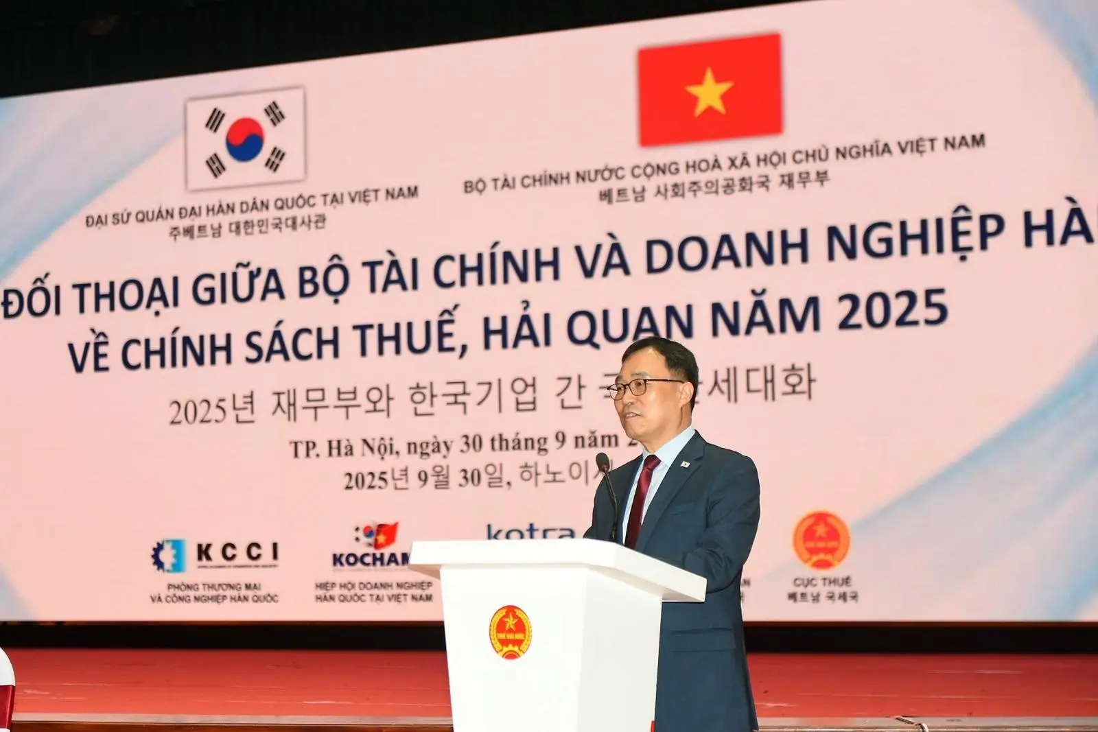 Choi-Young-Sam-Dai-su-dac-menh-toan-quyen-Han-Quoc-tai-Viet-Nam