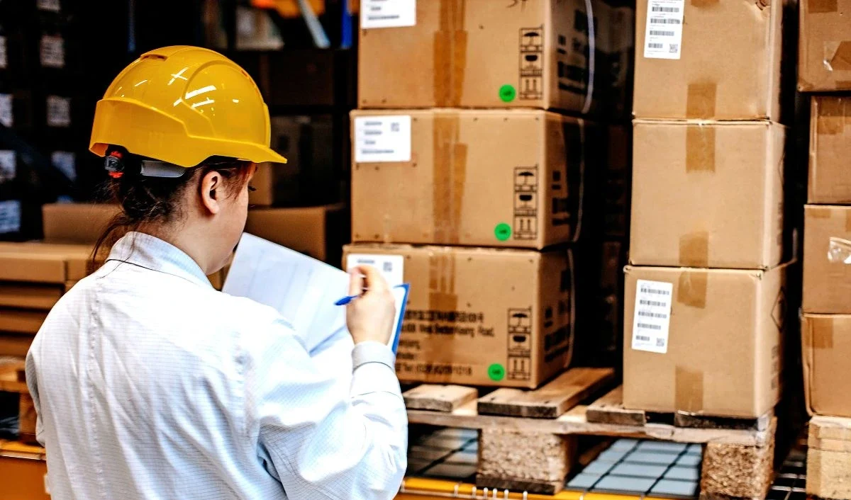 Who-are-able-to-handle-goods-in-bonded-warehouse